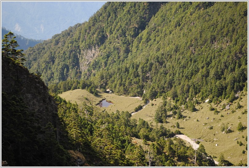 2012-07-12 08-43-42陶塞峰基部看河谷路水池.JPG